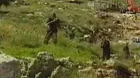 מאבטח יורה לעבר מפגינים ליד בית לקיה צילום מערוץ 2 מאבטח יורה לעבר מפגינים ליד בית לקיה צילום מערוץ 2