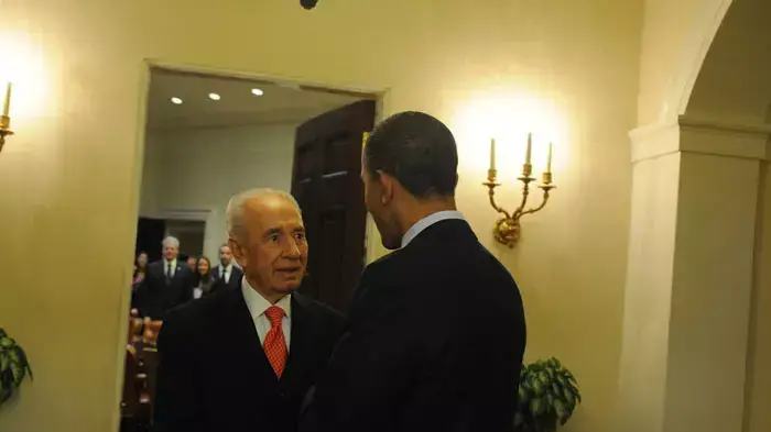 נשיא המדינה, שמעון פרס, במהלך פגישה עם נשיא ארה"ב ברק אובמה, אפריל 2011 נשיא המדינה, שמעון פרס, במהלך פגישה עם נשיא ארה"ב ברק אובמה, אפריל 2011