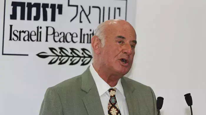 ראש השב"כ לשעבר יעקב פרי במהלך מסיבת עיתונאים של מנהיגים עסקיים, מנהיגים ביטחוניים ואקדמאיים הקוראים לממשלה ליזום תהליך מדיני, אפריל 2011 ראש השב"כ לשעבר יעקב פרי במהלך מסיבת עיתונאים של מנהיגים עסקיים, מנהיגים ביטחוניים ואקדמאיים הקוראים לממשלה ליזום תהליך מדיני, אפריל 2011