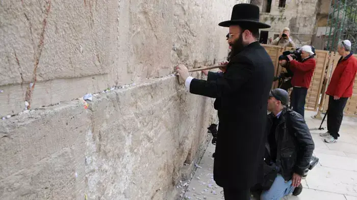 בידוק אבני הכותל ופינוי הפתקים לקראת פסח, אפריל 2011