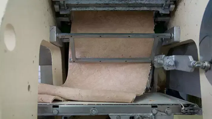 תהליך הכנת מצות: רידוד ראשוני של בצק המצות