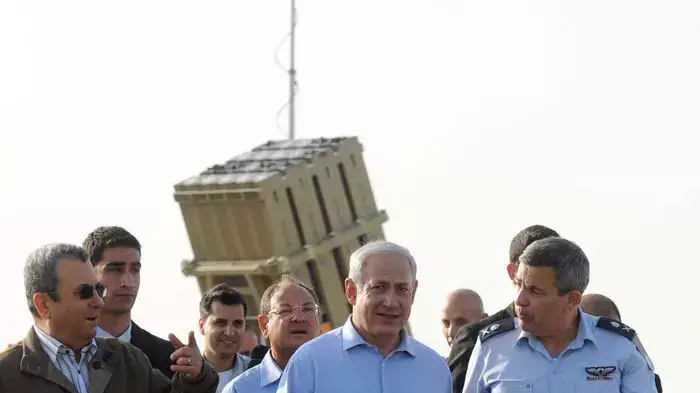 ראש הממשלה בנימין נתניהו ושר הביטחון אהוד ברק מסיירים בסוללת כיפת ברזל סנמוך לאשקלון, אפריל 2011 ראש הממשלה בנימין נתניהו ושר הביטחון אהוד ברק מסיירים בסוללת כיפת ברזל סנמוך לאשקלון, אפריל 2011