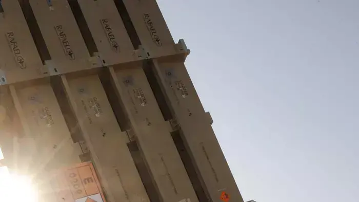 ראש הממשלה בנימין נתניהו ושר הביטחון אהוד ברק מסיירים בסוללת כיפת ברזל סנמוך לאשקלון, אפריל 2011 ראש הממשלה בנימין נתניהו ושר הביטחון אהוד ברק מסיירים בסוללת כיפת ברזל סנמוך לאשקלון, אפריל 2011