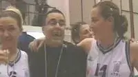 טל נתן מאמן אליצור רמלה חוגג עם השחקניות זכייה בגביע המדינה (ערוץ 1 טל נתן מאמן אליצור רמלה חוגג עם השחקניות זכייה בגביע המדינה (ערוץ 1