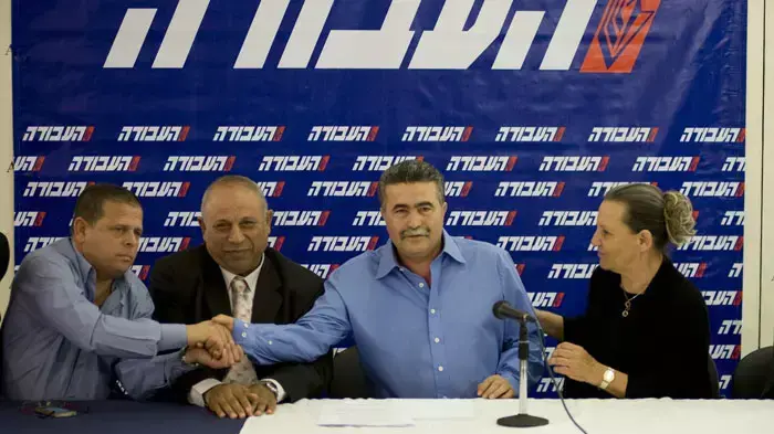 ראלב מג'אדלה ואיתן כבל במסיבת עיתונאים של עמיר פרץ בה הוא הכריז על התמודדותו לראשות מפלגת העבודה, אפריל 2011 ראלב מג'אדלה ואיתן כבל במסיבת עיתונאים של עמיר פרץ בה הוא הכריז על התמודדותו לראשות מפלגת העבודה, אפריל 2011