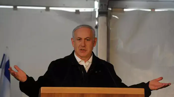 ראש הממשלה בנימין נתניהו ושר התחבורה ישראל כץ בוחנים את תוואי תחנת הרכבת הצפויה להיבנות בנתיבות, אפריל 2011 ראש הממשלה בנימין נתניהו ושר התחבורה ישראל כץ בוחנים את תוואי תחנת הרכבת הצפויה להיבנות בנתיבות, אפריל 2011