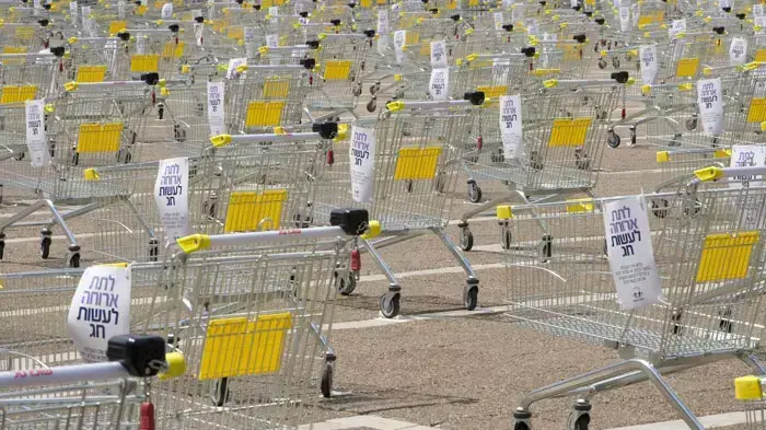 מיצג של מאות עגלות של סופר בכיכר רבין אשר הציבור נקרא למלא אותן למען נזקקים בחג הפסח, אפריל 2011