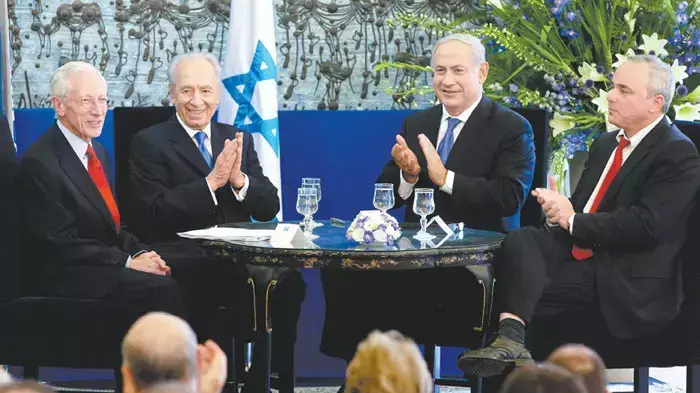 יובל שטייניץ, בנימין נתניהו, שמעון פרס, סטנלי פישר יובל שטייניץ, בנימין נתניהו, שמעון פרס, סטנלי פישר