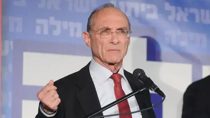השר לתשתיות לאומיות וחבר הכנסת מטעם ישראל ביתנו עוזי לנדאו במהלך ועידה של מפלגת ישראל ביתנו, אפריל 2011 השר לתשתיות לאומיות וחבר הכנסת מטעם ישראל ביתנו עוזי לנדאו במהלך ועידה של מפלגת ישראל ביתנו, אפריל 2011