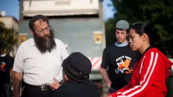 משמר שכונות בחסותם של ברוך מרזל ומיכאל בן ארי במטרה להגן על פני התושבים היהודים מפני הפליטים והמסתננים, אפריל 2011 משמר שכונות בחסותם של ברוך מרזל ומיכאל בן ארי במטרה להגן על פני התושבים היהודים מפני הפליטים והמסתננים, אפריל 2011