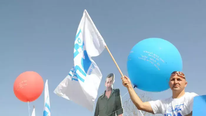 המילואימניקים במחאה על גלעד שליט מול ישיבת הממשלה ,אפריל 2011 המילואימניקים במחאה על גלעד שליט מול ישיבת הממשלה ,אפריל 2011