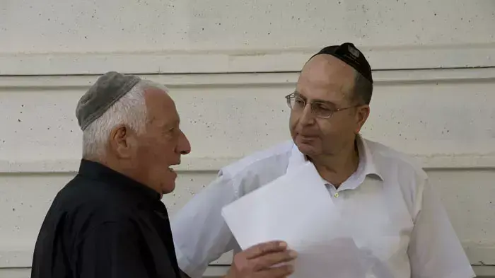 משה בוגי יעלון בלוויתו של גיא תמרי שנהרג בתאונת דרכים בעת שרכב על אופניים, אפריל 2011 משה בוגי יעלון בלוויתו של גיא תמרי שנהרג בתאונת דרכים בעת שרכב על אופניים, אפריל 2011