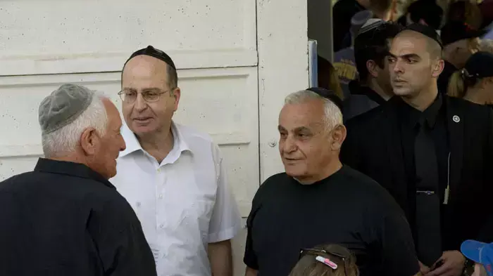 משה בוגי יעלון ואיציק מרדכי בלוויתו של גיא תמרי שנהרג בתאונת דרכים בעת שרכב על אופניים, אפריל 2011 משה בוגי יעלון ואיציק מרדכי בלוויתו של גיא תמרי שנהרג בתאונת דרכים בעת שרכב על אופניים, אפריל 2011