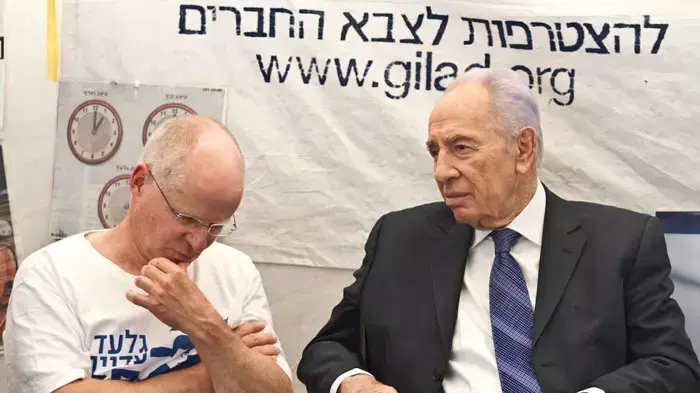 נשיא המדינה שמעון פרס בביקור לכבוד חג הפסח באוהל משפחת שליט, אפריל 2011 נשיא המדינה שמעון פרס בביקור לכבוד חג הפסח באוהל משפחת שליט, אפריל 2011