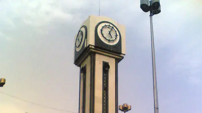 מפגינים נגד שלטונו של בשאר אסד בכיכר השעון בעיר חומס מפגינים נגד שלטונו של בשאר אסד בכיכר השעון בעיר חומס