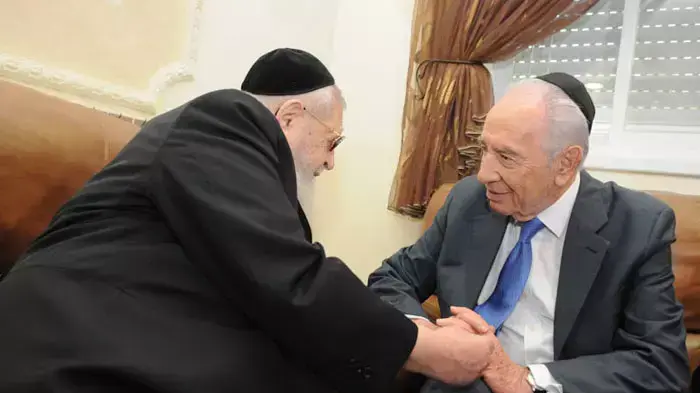 נשיא המדינה, שמעון פרס בביקור ברכה של חג הפסח בביתו של הרב עובדיה יוסף, אפריל 2011 נשיא המדינה, שמעון פרס בביקור ברכה של חג הפסח בביתו של הרב עובדיה יוסף, אפריל 2011