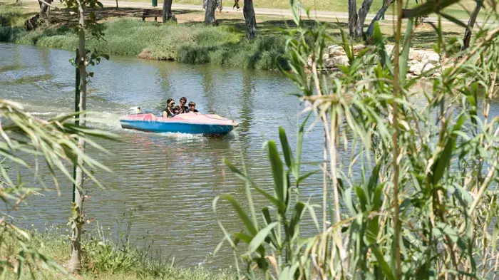 מטיילים בחול המועד פסח בפארק הירקון תל אביב, אפריל 2011 מטיילים בחול המועד פסח בפארק הירקון תל אביב, אפריל 2011