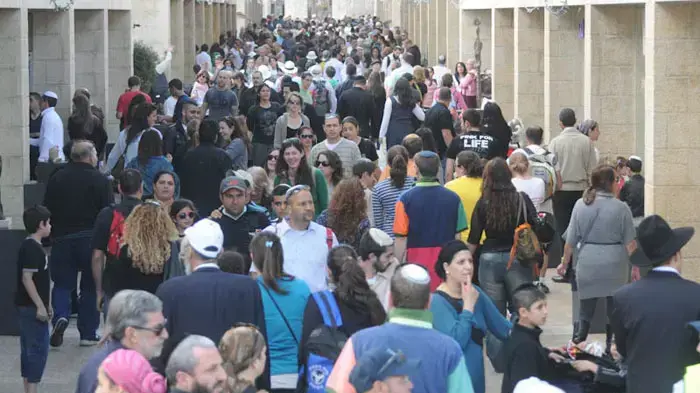 חול המועד בירושלים, תיירים ומטיילים בשדרות ממילא, אפריל 2011