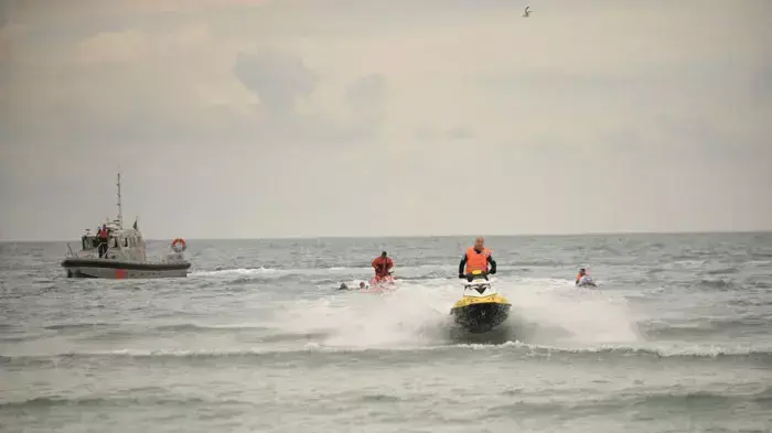 הוצאת גופה של ילד שטבע בחוף הכרמל בחיפה, אפריל 2011 הוצאת גופה של ילד שטבע בחוף הכרמל בחיפה, אפריל 2011