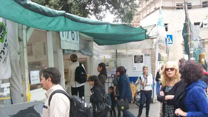 מבקרים רבים באוהל משפחת שליט בירושלים, אפריל 2011