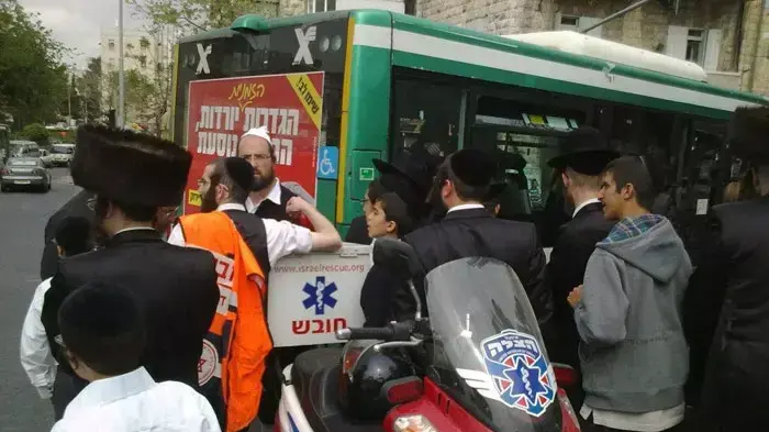 פעוט נפצע קשה מפגיעת אוטובוס ברחוב שמואל הנביא בירושלים פעוט נפצע קשה מפגיעת אוטובוס ברחוב שמואל הנביא בירושלים