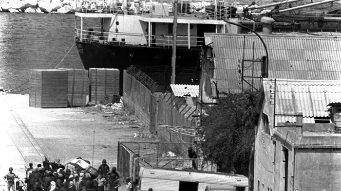 טנקים ישראלים בכפר בלבנון, 1982 טנקים ישראלים בכפר בלבנון, 1982