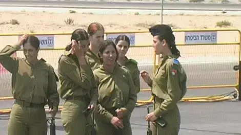 חיילות חיילות