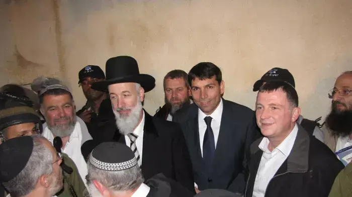 הרב הראשי לישראל יונה מצגר בקבר יהושע בן נון הרב הראשי לישראל יונה מצגר בקבר יהושע בן נון