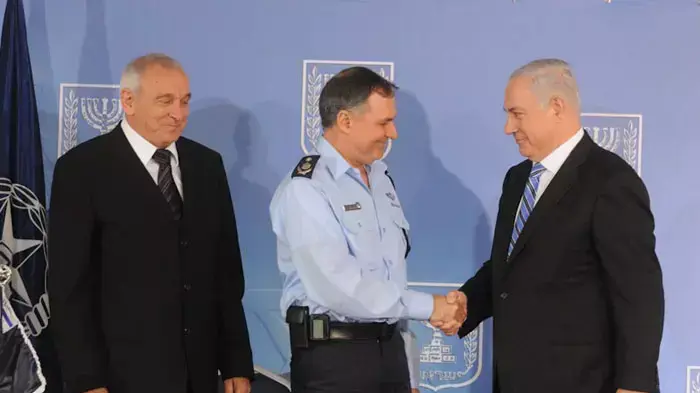 טקס החלפת מפכ"לים במשרד ראש הממשלה,בנוכחות ראש הממשלה ושר לביטחון פנים, אפריל 2011 טקס החלפת מפכ"לים במשרד ראש הממשלה,בנוכחות ראש הממשלה ושר לביטחון פנים, אפריל 2011