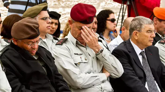 ראש המטה הכללי ופורם המטה הכללי של צה"ל ביום עיון מיוחד לציון יום הזיכרון והשואה בכיכר יד ושם, אפריל 2011 ראש המטה הכללי ופורם המטה הכללי של צה"ל ביום עיון מיוחד לציון יום הזיכרון והשואה בכיכר יד ושם, אפריל 2011