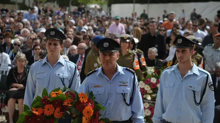 המפכ"ל יוחנן דנינו בטקס הנחת הזרים ביד ושם, יום השואה, מאי 2011 המפכ"ל יוחנן דנינו בטקס הנחת הזרים ביד ושם, יום השואה, מאי 2011