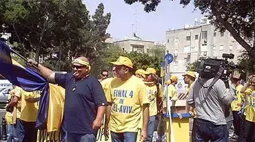 אוהדי מכבי אביב צועדים לעבר שגרירות ספרד ( צילום ליאור וייץ ) אוהדי מכבי אביב צועדים לעבר שגרירות ספרד ( צילום ליאור וייץ )