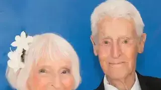 חתונתם של פורסט לונסווי, בן 100, ואשתו רוז פולארד, בת 90, בני הזוג המבוגרים ביותר אי פעם להתחתן, קליפורניה חתונתם של פורסט לונסווי, בן 100, ואשתו רוז פולארד, בת 90, בני הזוג המבוגרים ביותר אי פעם להתחתן, קליפורניה