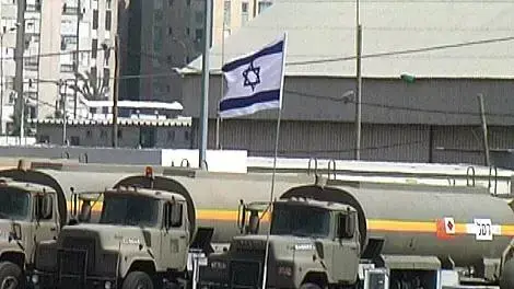 משאיות צבאיות בבסיס חיל אוויר משאיות צבאיות בבסיס חיל אוויר