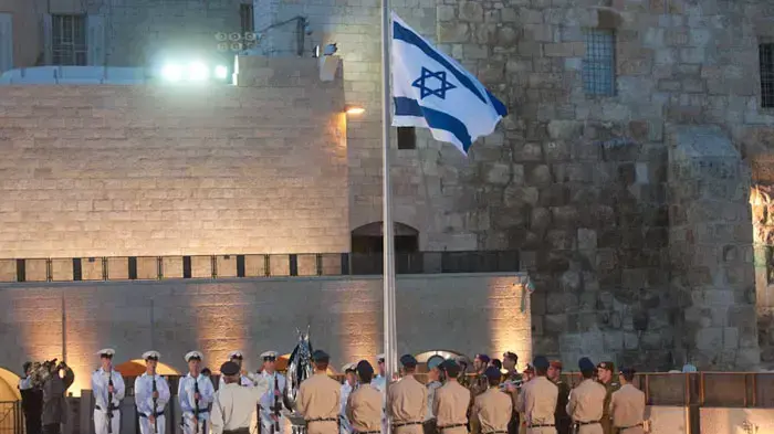 הורדת דגל לחצי התורן בטקס יום הזיכרון, אפריל 2011 הורדת דגל לחצי התורן בטקס יום הזיכרון, אפריל 2011