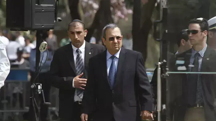 שר הביטחון, אהוד ברק בבית קברות צבאי בקריית שמואל לרגל יום הזיכרון, אפריל 2011 שר הביטחון, אהוד ברק בבית קברות צבאי בקריית שמואל לרגל יום הזיכרון, אפריל 2011