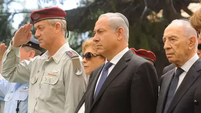 ראש הממשלה, בנימין נתניהו, הרמטכ"ל, בני גנץ, נשיא המדינה, שמעון פרס בטקס האזכרה הממלכתי לחללי פעולות האיבה בהר הרצל, אפריל 2011 ראש הממשלה, בנימין נתניהו, הרמטכ"ל, בני גנץ, נשיא המדינה, שמעון פרס בטקס האזכרה הממלכתי לחללי פעולות האיבה בהר הרצל, אפריל 2011