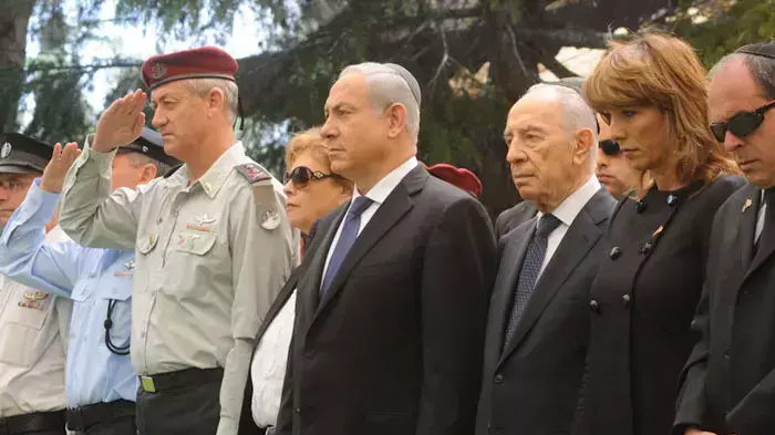 ראש הממשלה, בנימין נתניהו, הרמטכ"ל, בני גנץ, נשיא המדינה, שמעון פרס וחברת הכנסת, רוחמה אברהם בטקס האזכרה הממלכתי לחללי פעולות האיבה בהר הרצל, אפריל 2011 ראש הממשלה, בנימין נתניהו, הרמטכ"ל, בני גנץ, נשיא המדינה, שמעון פרס וחברת הכנסת, רוחמה אברהם בטקס האזכרה הממלכתי לחללי פעולות האיבה בהר הרצל, אפריל 2011