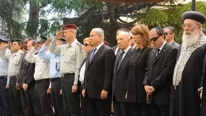 ראש הממשלה, בנימין נתניהו, הרמטכ"ל, בני גנץ, נשיא המדינה, שמעון פרס וחברת הכנסת, רוחמה אברהם בטקס האזכרה הממלכתי לחללי פעולות האיבה בהר הרצל, אפריל 2011