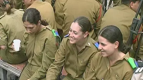חיילות חיילות