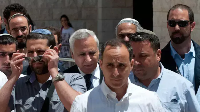 נשיא המדינה משה קצב יוצא מבית המשפט עליון לאחר דיון בערעורו, מאי 2011 נשיא המדינה משה קצב יוצא מבית המשפט עליון לאחר דיון בערעורו, מאי 2011