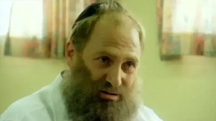 מוצר איכותי שלא חיפו על טעם העובש שלו בערמות של אבקת סוכר. מתוך "אורים ותומים" מוצר איכותי שלא חיפו על טעם העובש שלו בערמות של אבקת סוכר. מתוך "אורים ותומים"