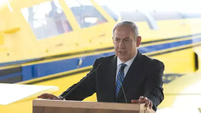 ראש הממשלה בנימין נתניהו בטקס חנוכת טייסת כיבוי בשדה דוב, מאי 2011 ראש הממשלה בנימין נתניהו בטקס חנוכת טייסת כיבוי בשדה דוב, מאי 2011