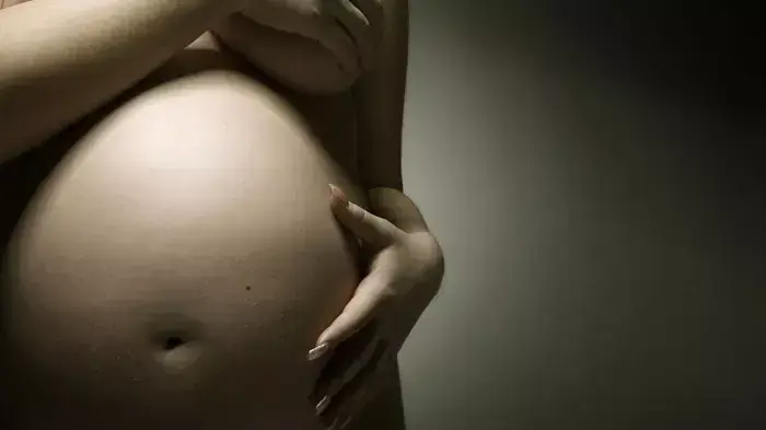 צעירה מספרת על הפלה בלתי חוקית שעברה צעירה מספרת על הפלה בלתי חוקית שעברה