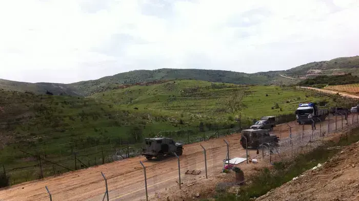 חיילי צה"ל מורידים דגלים של סוריה ברמת הגולן לאחר חדירת המפגינים הסוריה ביום הנכבה, מאי 2011 חיילי צה"ל מורידים דגלים של סוריה ברמת הגולן לאחר חדירת המפגינים הסוריה ביום הנכבה, מאי 2011