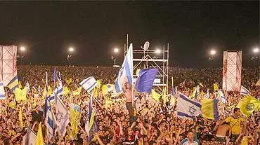 אלפי אוהדי מכבי חוגגים בגני יהושוע אלפי אוהדי מכבי חוגגים בגני יהושוע