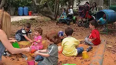 ילדים משחקים בארגז חול ילדים משחקים בארגז חול