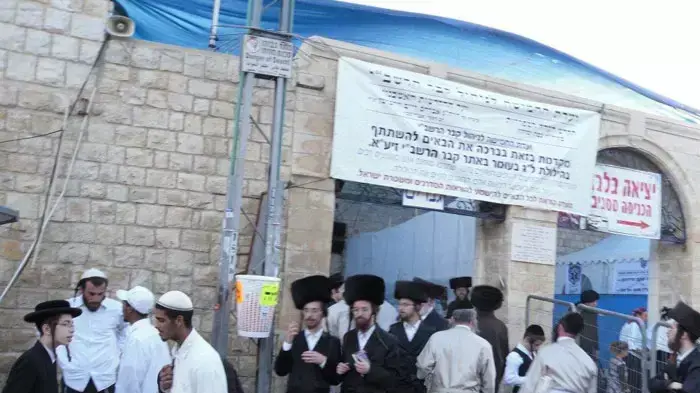 הכנות להילולת ל"ג בעומר המסורתית בקבר רבי שמעון בר יוחאי (רשב"י) במירון, מאי 2011 הכנות להילולת ל"ג בעומר המסורתית בקבר רבי שמעון בר יוחאי (רשב"י) במירון, מאי 2011