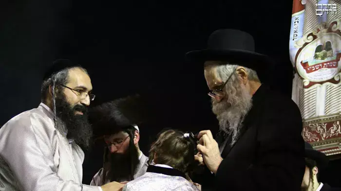 הרב אליעזר ברלנד מברסלב גוזר שערות לחסידיו, מאי 2011 הרב אליעזר ברלנד מברסלב גוזר שערות לחסידיו, מאי 2011