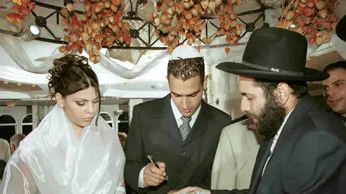 אסון ורסאי, חתונתם של אסף וקרן דרור אשר בחתונתם נחתה הריצפה ונהרגו 23 בני אדם, 24 במאי, 2001 אסון ורסאי, חתונתם של אסף וקרן דרור אשר בחתונתם נחתה הריצפה ונהרגו 23 בני אדם, 24 במאי, 2001